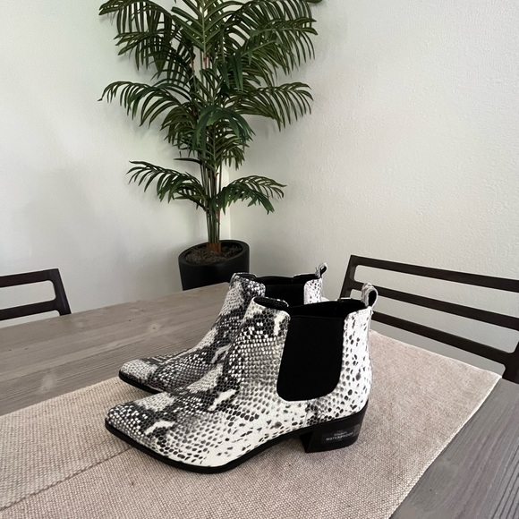 FINAL SALE-NWT- Blondo- Waterproof Emilia bootie in black/white Size 9 - Picture 2 of 6